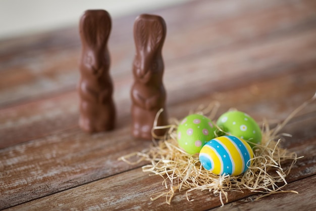 Huevos de Pascua en nidos de paja y conejitos de chocolate