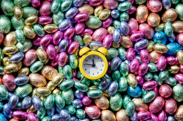 Huevos de Pascua con olor a chocolate y despertador.