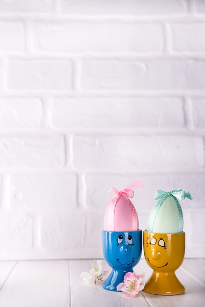 Foto huevos de pascua con orejas de liebre en los titulares.