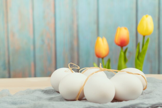 Huevos de Pascua orgánicos esperan para pintar, fondo del concepto de Pascua