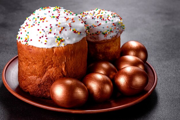 Huevos de Pascua de oro y bronce y pastel de Pascua. Preparación para las vacaciones.