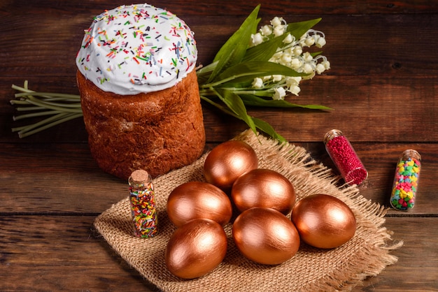 Huevos de Pascua de oro y bronce y pastel de Pascua. Preparación para las vacaciones.