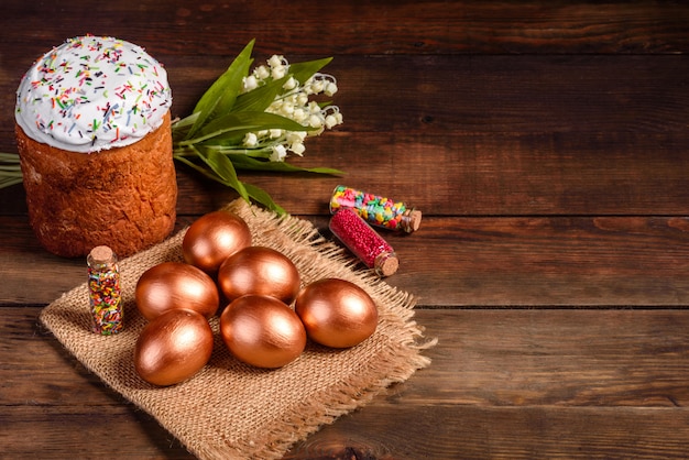 Huevos de Pascua de oro y bronce y pastel de Pascua. Preparación para las vacaciones.