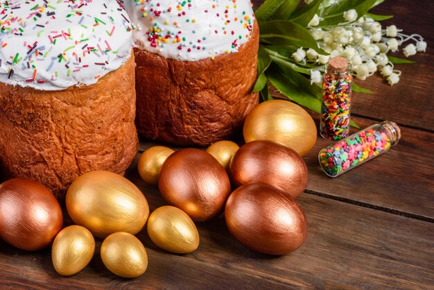 Huevos de Pascua de oro y bronce y pastel de Pascua. Preparación para las vacaciones.