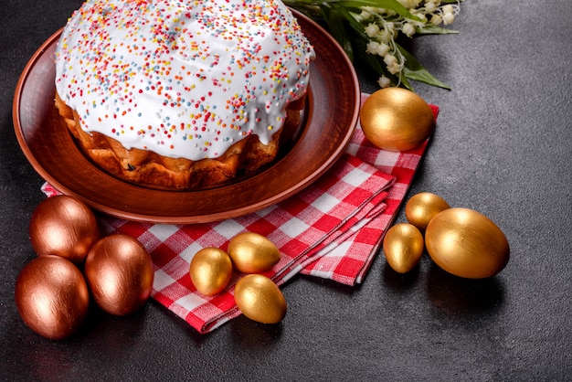 Huevos de Pascua de oro y bronce y pastel de Pascua.