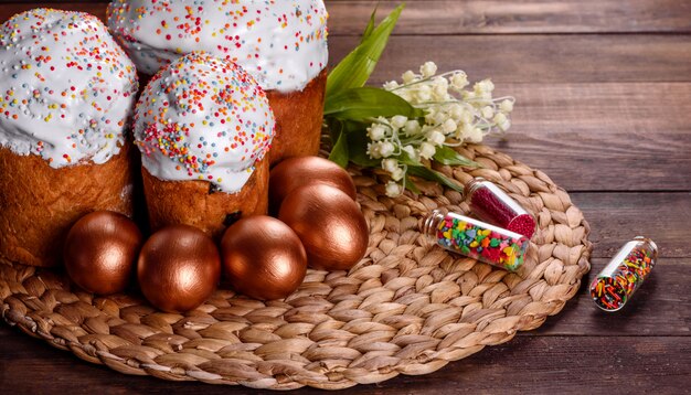 Huevos de Pascua de oro y bronce y pastel de Pascua.