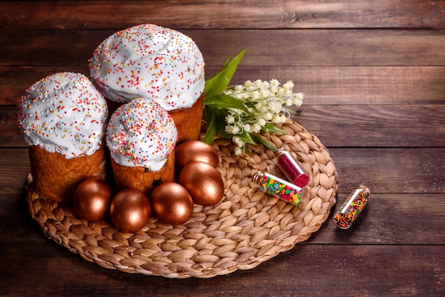 Huevos de Pascua de oro y bronce y pastel de Pascua.