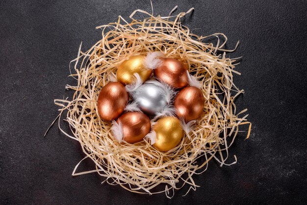 Huevos de Pascua de oro en el nido, preparación para las vacaciones. Huevos de oro en el nido