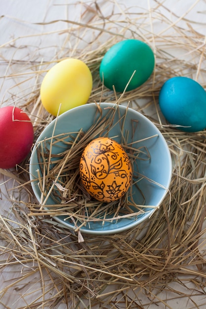 Huevos de pascua con paja