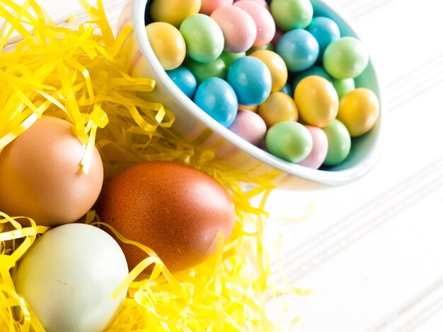 Huevos de Pascua en pasto amarillo.