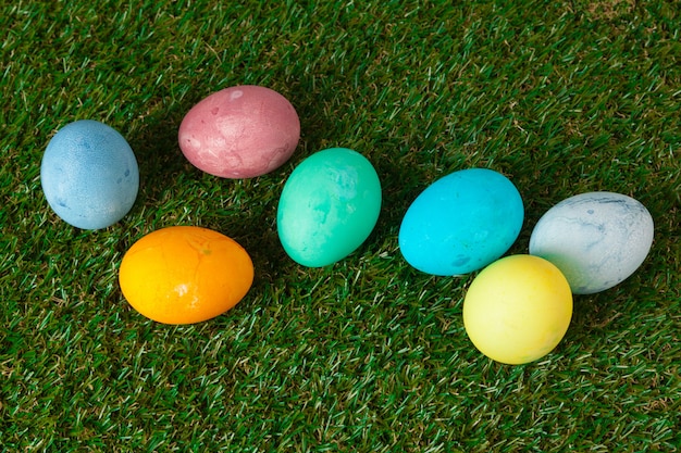 Huevos de Pascua en pasto verde