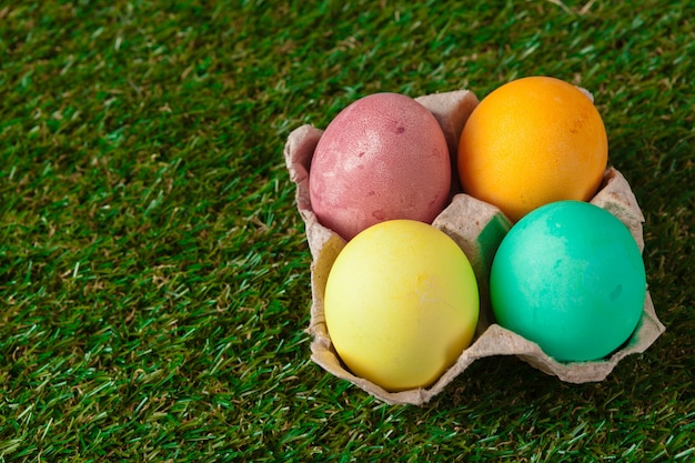 Huevos de Pascua en pasto verde