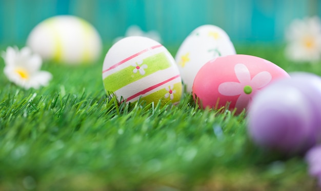 Foto huevos de pascua en un pasto verde