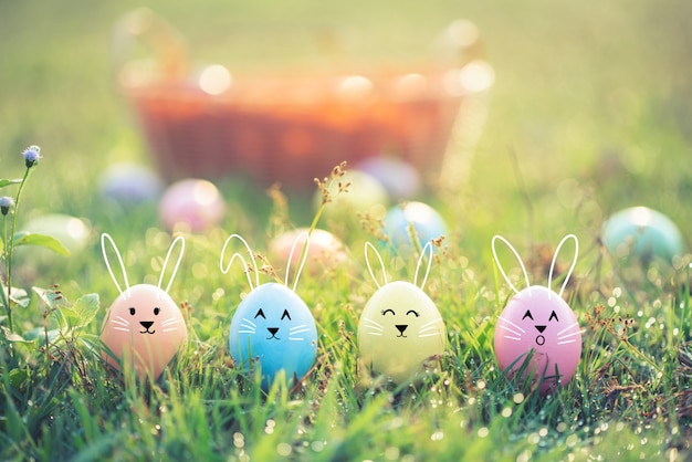 Huevos de pascua en pasto verde