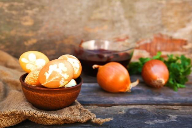 Huevos de Pascua con patrón de color con cáscara de cebolla sobre fondo de madera vieja