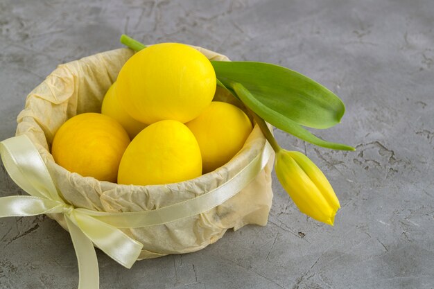 Huevos de Pascua pintados de amarillo en una cesta