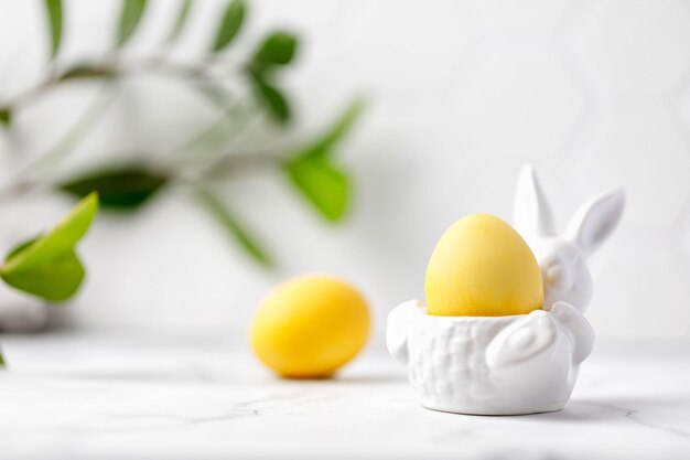 Huevos de Pascua pintados de amarillo con cúrcuma para Pascua Huevos amarillos en conejito de cerámica Verdes