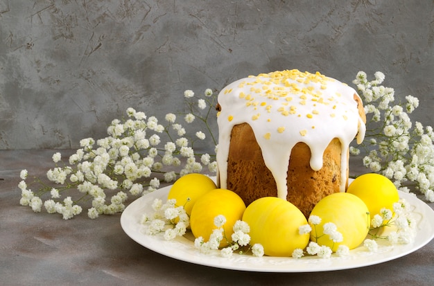 Huevos de Pascua pintados de amarillo con pastel de Pascua