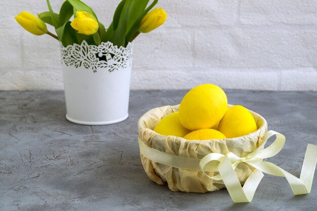 Huevos de Pascua pintados de amarillo