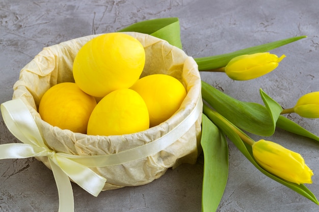 Huevos de Pascua pintados de amarillo