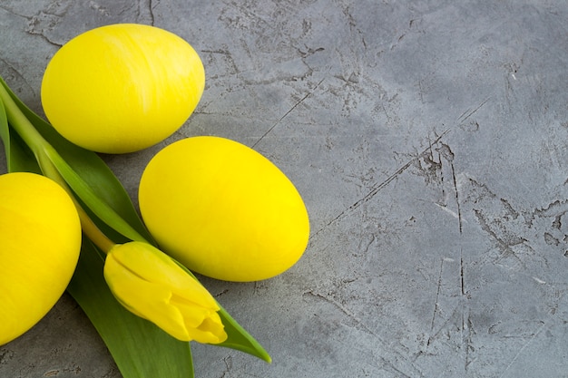 Huevos de Pascua pintados de amarillo