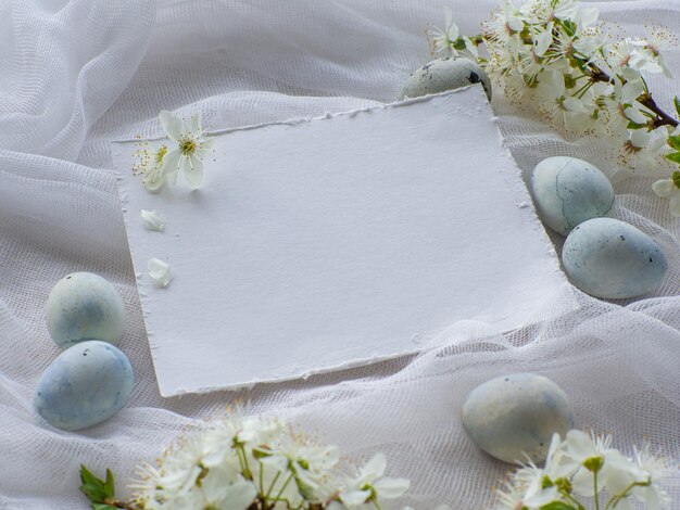 Huevos de Pascua pintados de azul claro sobre fondo blanco con espacio para copiar