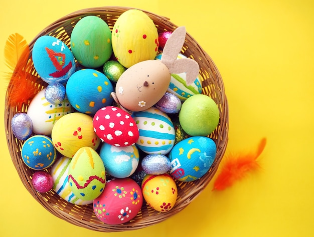 Huevos de Pascua pintados caseros en canasta de mimbre