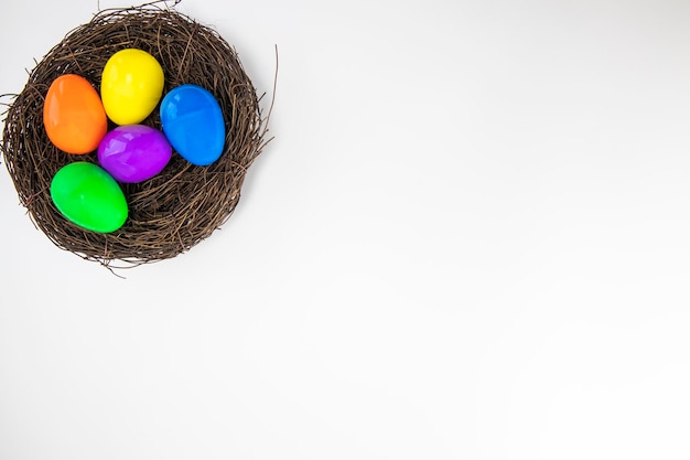 Huevos de pascua pintados de colores aislados sobre fondo blanco con vista superior felices vacaciones de pascua