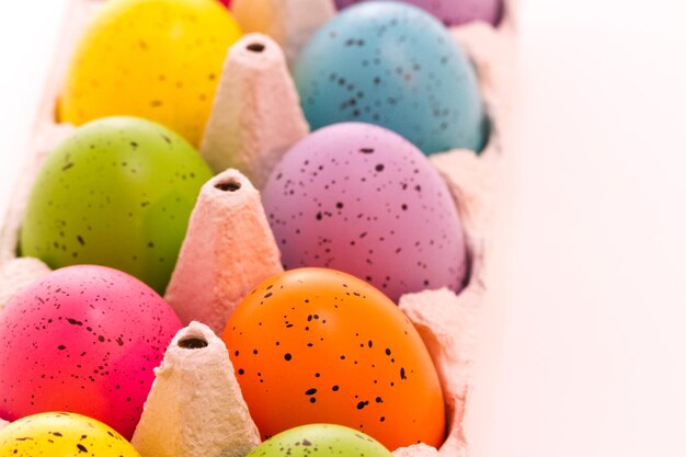 Huevos de Pascua pintados de colores brillantes sobre un fondo blanco.