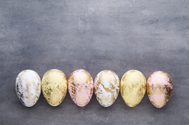 Huevos de Pascua pintados en colores en un espacio de patrón.