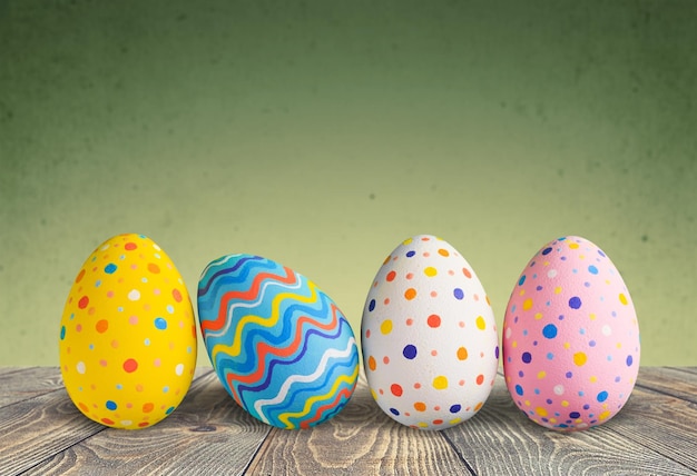 Huevos de Pascua pintados en colores pastel sobre fondo blanco de madera. Concepto de pascua