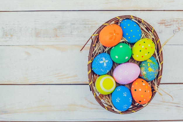 Huevos de Pascua pintados en colores pastel.