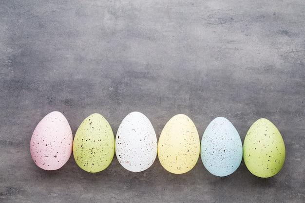 Huevos de Pascua pintados en colores.