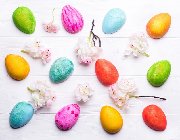 Huevos de Pascua pintados en colores.