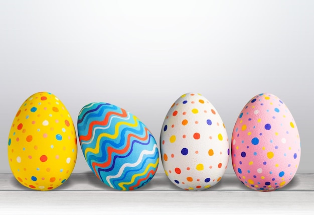 Huevos de Pascua pintados en diferentes colores en el escritorio