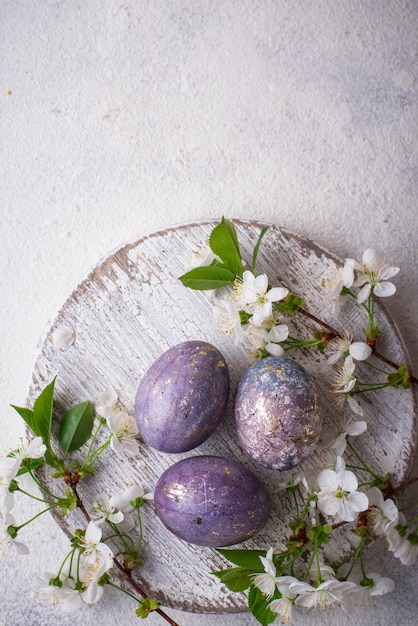 Huevos de Pascua pintados con efecto mármol.