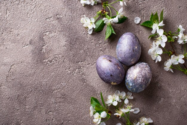 Huevos de Pascua pintados con efecto mármol.