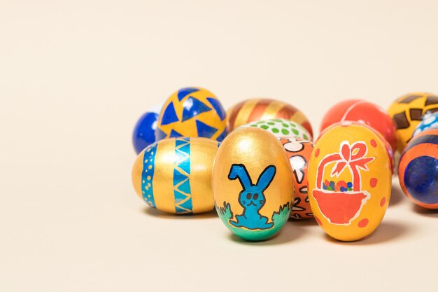 Huevos de Pascua pintados festivos.