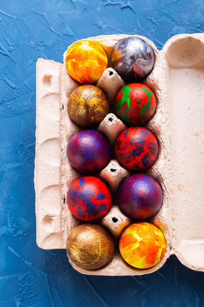 Huevos de Pascua pintados a mano en caja de huevos