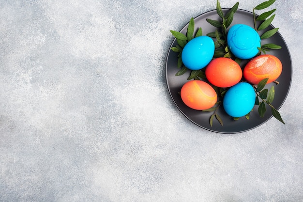 Huevos de Pascua pintados a mano coloreados sobre una mesa de hormigón