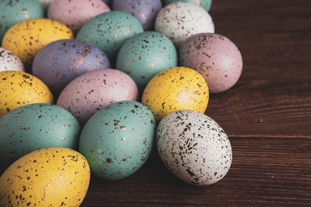 Huevos de Pascua pintados a mano en colores pastel