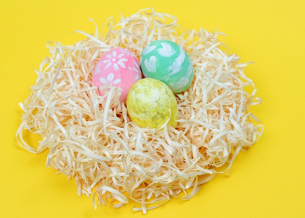 huevos de pascua pintados a mano en el nido