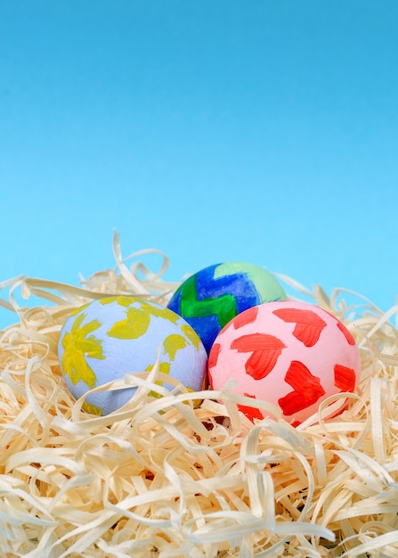 huevos de pascua pintados a mano en el nido