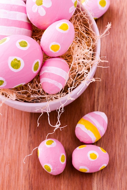 Huevos de Pascua pintados a mano con trazos de pincel.