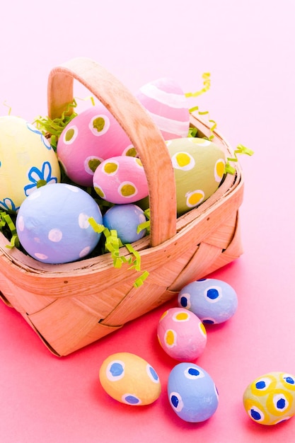 Huevos de Pascua pintados a mano con trazos de pincel.