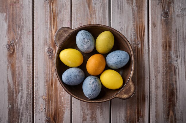 Huevos de Pascua pintados multicolores caseros en plato de cerámica