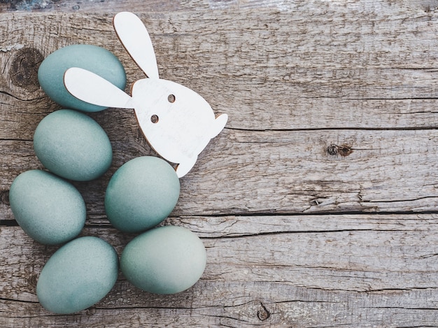 Huevos de Pascua pintados con pinturas de colores.