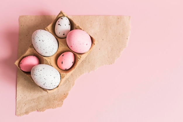 Huevos de pascua pintados de rosa y blanco en bandeja Fondo rosa Espacio de copia Vista superior Minimalismo Felices Pascuas