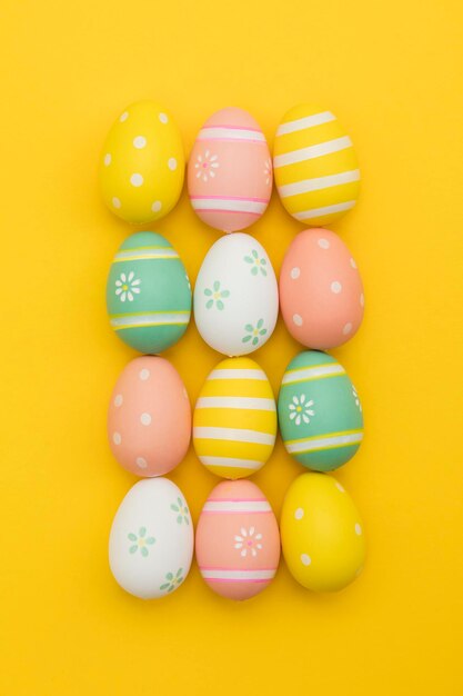 Huevos de pascua pintados sobre un fondo amarillo brillante