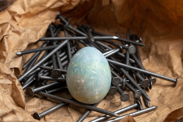 Huevos de Pascua pintados sobre papel con clavos